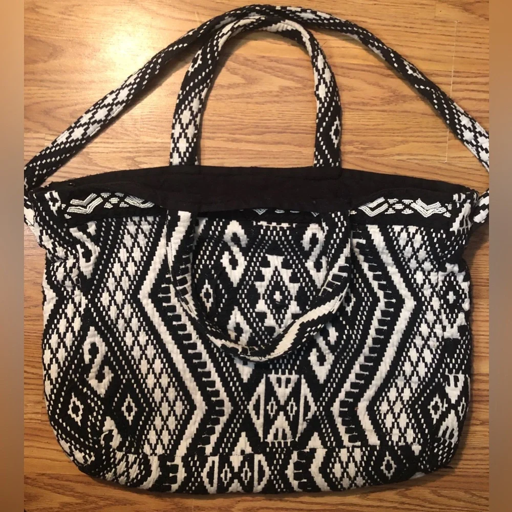 Mossimo Black & White Aztec Hex Knit Crossbody Duffle Bag L 15x19”
